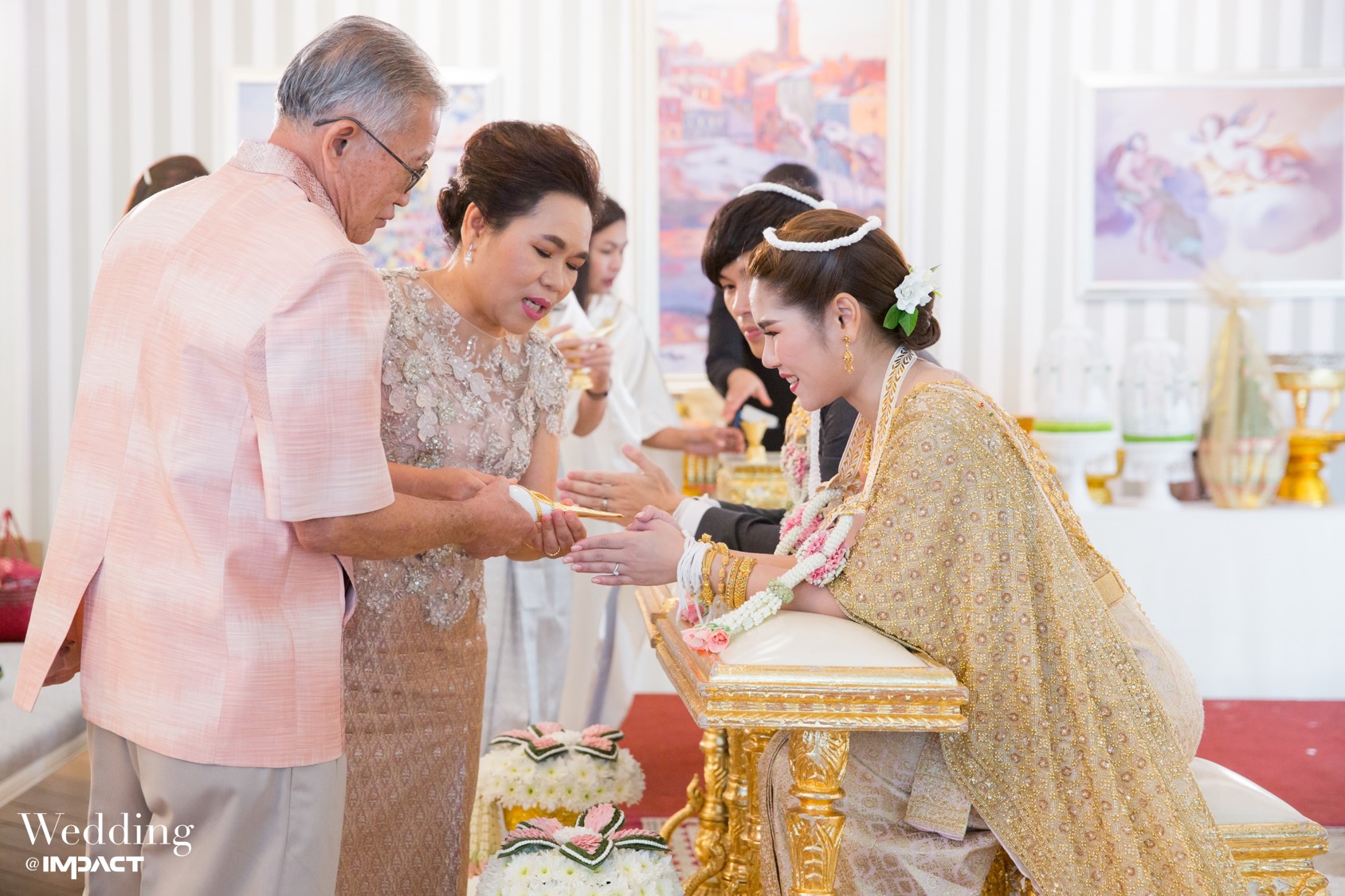 พิธีรดน้ำสังข์ หรือ พิธีหลั่งน้ำพระพุทธมนต์และประสาทพร